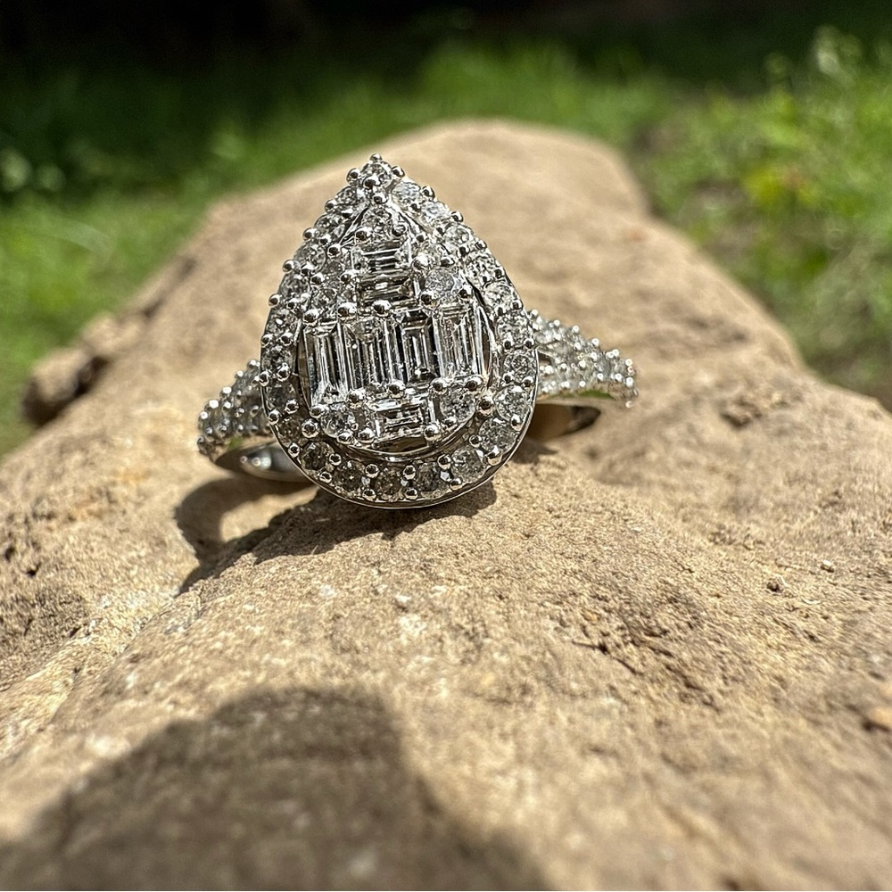 Elegant Diamond Engagement Ring with Timeless Design